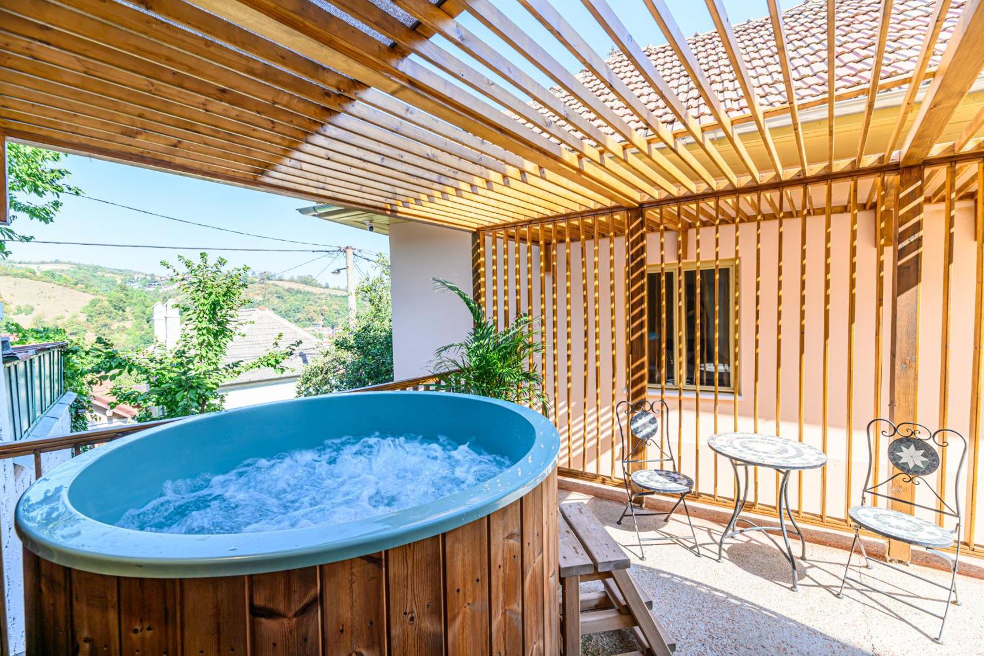 Lagom - Hot Tub Hideout Брашов Екстериор снимка